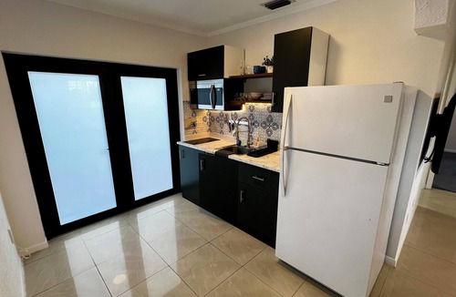 Hialeah House | MIAMI. ENTIRE PRIVATE HOME - TOP LEVEL