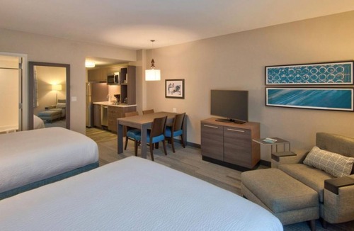 Flagami Apartment | Miami Group Getaway! 3 Elegant Studios, Pool, BBQ