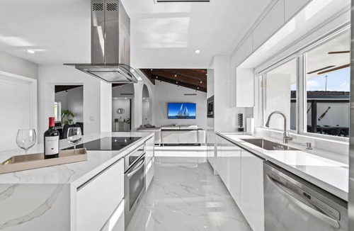 Miami Gardens House | Miami Lakefront Mansion - Unforgettable, 30 Guests