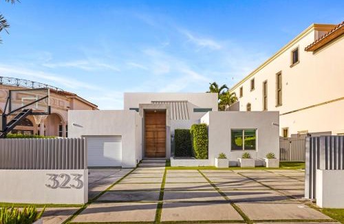 Sunny Isles Beach House | Miami Modern Heated Pool and Dock