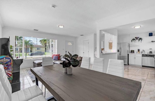 Miami Gardens House | Miami Private Pool Ping Pong Golf & Arcade Game