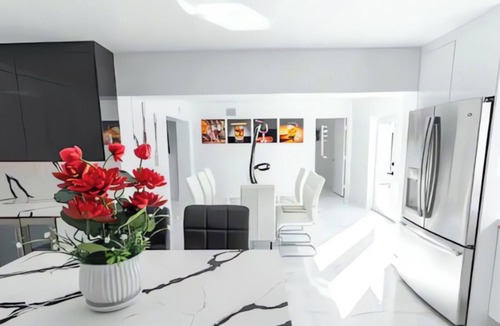 Ludlam House | Miami Relax Getaway/4BR/BBQ/Heated Pool & Fun