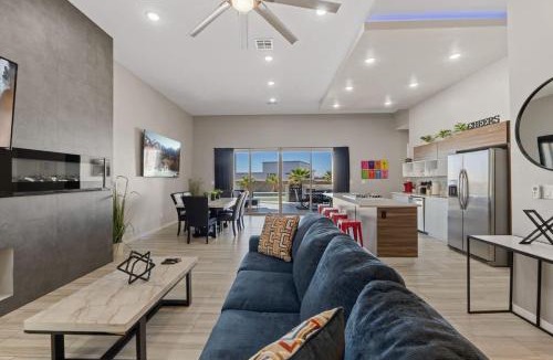 Chamberino House | Miami Style Pool House 4 Bed 3 and a Half Bath Villa