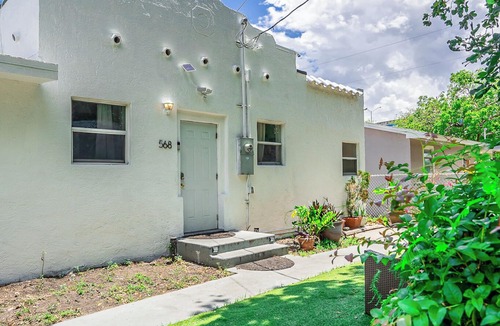 Buena Vista House | Miami Vacation Home 4 bedroom Parking.