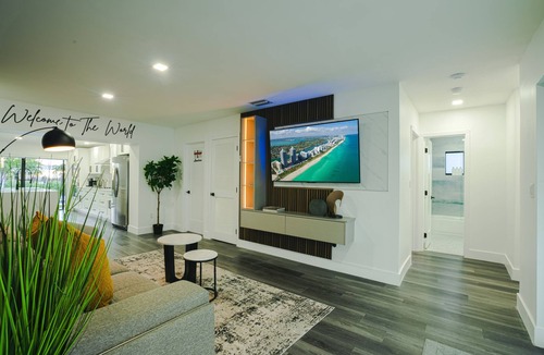 Tamiami House | Miami World Mansion/9 Bedrooms/Game Room/Htd Pool/Pickleball/Mini Golf