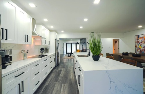 Tamiami House | Miami World Mansion/9 Bedrooms/Game Room/Htd Pool/Pickleball/Mini Golf