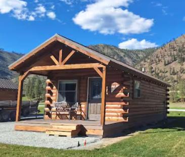 Superior Cabin | Micham's Clark Fork River Retreat