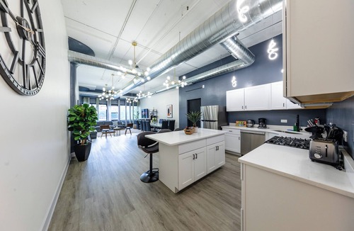 Near South Side Apartment | Michigan 6BR Luxury Loft Suite in South Loop Chicago Near McCormick Place