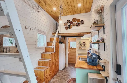 Saint-Alexis-des-Monts Cabin | Micro house with spa, trails and wild river!