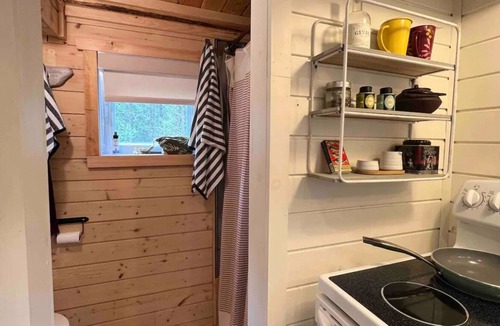 Saint-Alexis-des-Monts Cabin | Micro house with spa, trails and wild river!