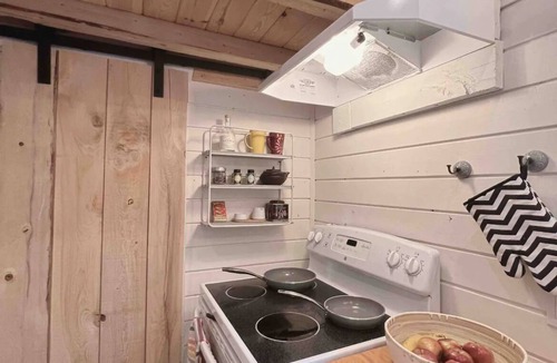Saint-Alexis-des-Monts Cabin | Micro house with spa, trails and wild river!