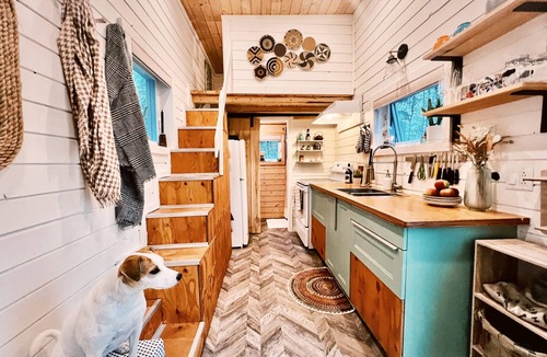 Saint-Alexis-des-Monts Cabin | Micro house with spa, trails and wild river!