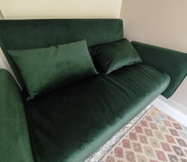 Plessis-le-Roi House | Micro studette indépendante non-fumeur, 10 m2, 45 min de Paris, sanitaires dans la même pièce que le couchage sans cloison, WiFi, kitchenette, mini terrasse, jardin, canapé lit 120x180 cm, gabarit léger, non adapté aux attentes hôtelières