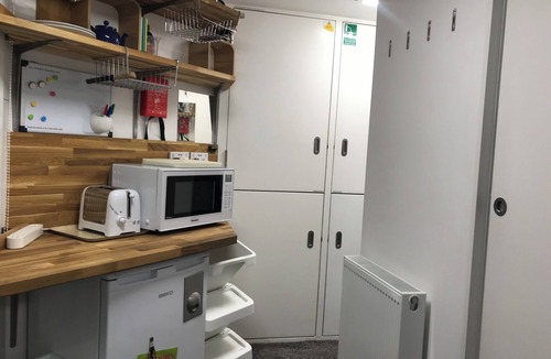Milton Keynes Apartment | Microflat - Self contained microflat with own kitchenette & bathroom