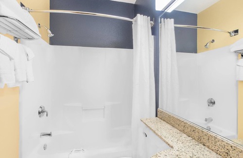 Chili Center Hotel | Microtel Inn & Suites by Wyndham Chili/Rochester Airport