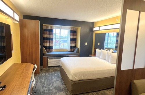 Chili Center Hotel | Microtel Inn & Suites by Wyndham Chili/Rochester Airport