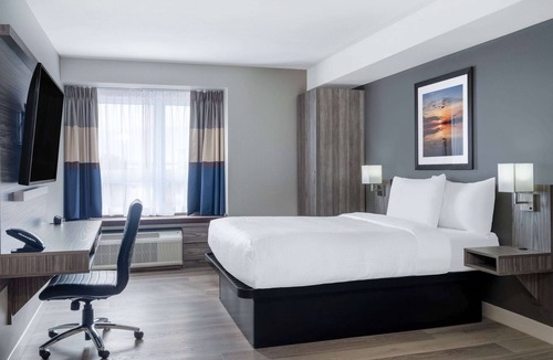 Kanata Lakes - Marchwood Lakeside - Morgan's Grant - Kanata Hotel | Microtel Inn & Suites by Wyndham Kanata Ottawa West