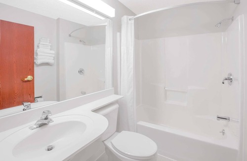 Manistee Hotel | Microtel Inn & Suites by Wyndham Manistee