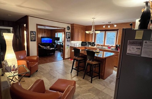 Linden House | Mid-Century 3-beds entertaining home Linden, TN. Lake, River, recreational area