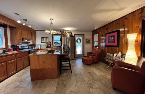 Linden House | Mid-Century 3-beds entertaining home Linden, TN. Lake, River, recreational area
