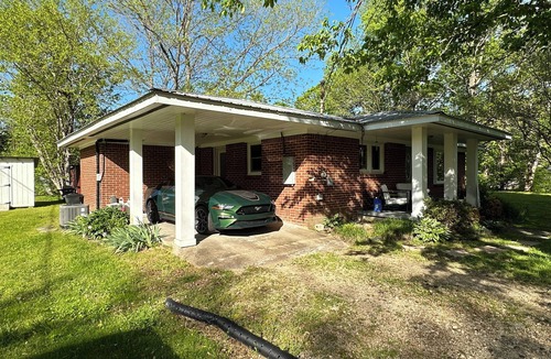 Linden House | Mid-Century 3-beds entertaining home Linden, TN. Lake, River, recreational area