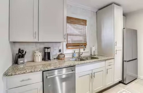 Northeast Dallas House | Mid-Century Dallas Home - Deck + Outdoor TV - Walk to SMU & Lower Greenville