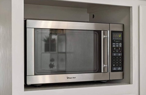 East San Mateo House | Mid Century Garden View Home Parking