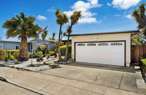 East San Mateo House | Mid Century Garden View Home Parking