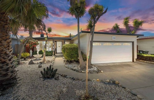 East San Mateo House | Mid Century Garden View Home Parking