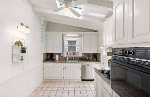 East San Mateo House | Mid Century Garden View Home Parking