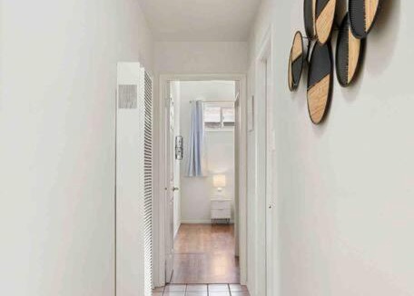 East San Mateo House | Mid Century Garden View Home Parking