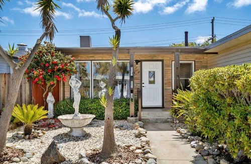 East San Mateo House | Mid Century Garden View Home Parking