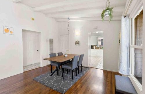 East San Mateo House | Mid Century Garden View Home Parking