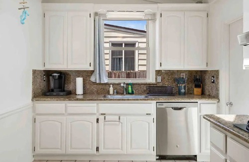 East San Mateo House | Mid Century Garden View Home Parking