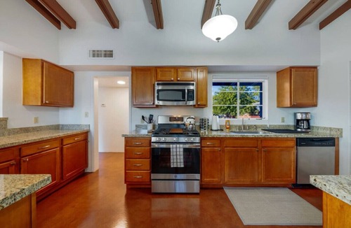 Mitman House | Mid-century/Long Stays/Central/3 BR 2BA