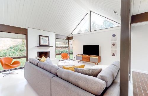 Garden Home-Whitford House | Mid-Century Marvel