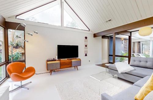 Garden Home-Whitford House | Mid-Century Marvel