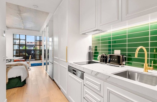 Collingwood North Apartment | Mid-Century Modern Hideaway