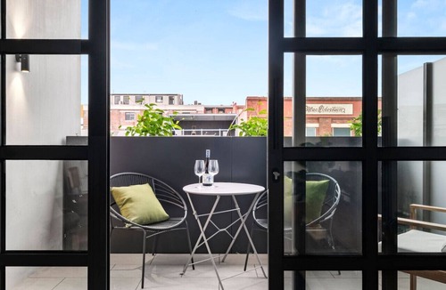 Collingwood North Apartment | Mid-Century Modern Hideaway