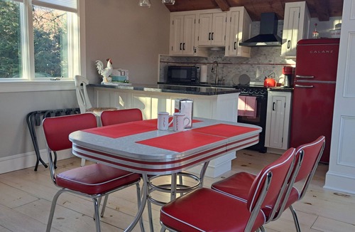 Kent Apartment | Mid Century Modern Studio w/Full Kitchen - Newly Built