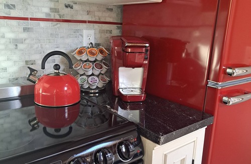 Kent Apartment | Mid Century Modern Studio w/Full Kitchen - Newly Built