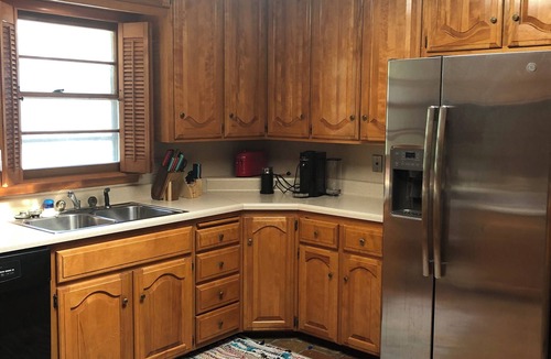 Bartlesville House | Mid-Century Modern Ranch 3-bedroom house in Bartlesville with AC