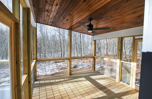 Narrowsburg House | Mid-century modern ranch in Catskills near river