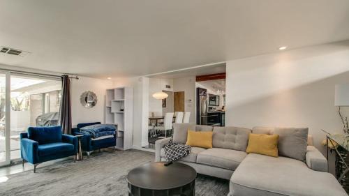 Camelback East House | Mid-Century Modern wBackyard Oasis Putting Green