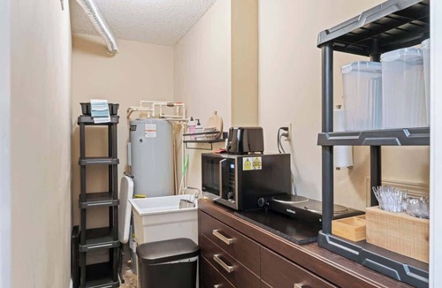 Southside Apartment | "Mid-Century Studio" Kitchenette, Wi-Fi