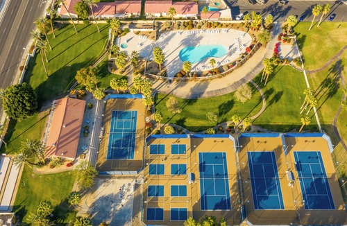 Indio Condo | mid-century style Getaway with pool in Gated Golf Resort
