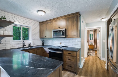 Wintergreen Cabin | Mid‑Century Retreat Near Breweries Sleeps 12