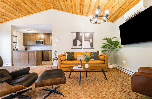 Wintergreen Cabin | Mid‑Century Retreat Near Breweries Sleeps 12