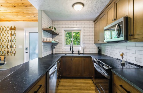 Wintergreen Cabin | Mid‑Century Retreat Near Breweries Sleeps 12
