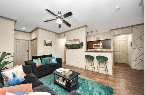 Midtown Apartment | Mid-rise Haven in the Heart of Downtown And Midtown